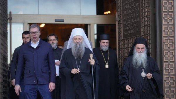 ДА СВЕДОЧИТЕ ИСТИНУ, БУДЕТЕ МУДРИ И ОДЛУЧНИ: Овим речима је патријарх Порфирије испратио Вучића у Њујорк (ФОТО) ДА СВЕДОЧИТЕ ИСТИНУ, БУДЕТЕ МУДРИ И ОДЛУЧНИ: Овим речима је патријарх Порфирије испратио Вучића у Њујорк (ФОТО)