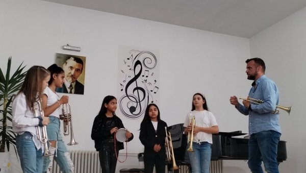 ДЕВОЈЧИЦЕ, ИПАК, СВИРАЈУ ТРУБУ: Пројекат Гордане Ристић мења неписана, али традиционално устаљена правила у Врању ДЕВОЈЧИЦЕ, ИПАК, СВИРАЈУ ТРУБУ: Пројекат Гордане Ристић мења неписана, али традиционално устаљена правила у Врању