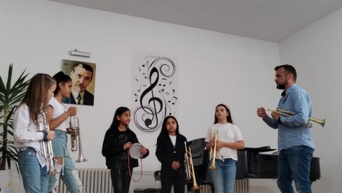 ДЕВОЈЧИЦЕ, ИПАК, СВИРАЈУ ТРУБУ: Пројекат Гордане Ристић мења неписана, али традиционално устаљена правила у Врању ДЕВОЈЧИЦЕ, ИПАК, СВИРАЈУ ТРУБУ: Пројекат Гордане Ристић мења неписана, али традиционално устаљена правила у Врању