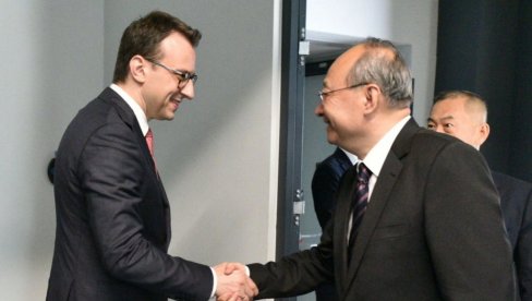 DELEGACIJA IZ PEKINGA STIGLA U BEOGRAD: Doček na aerodromu uz pesmu Ovo je Srbija (FOTO) DELEGACIJA IZ PEKINGA STIGLA U BEOGRAD: Doček na aerodromu uz pesmu Ovo je Srbija (FOTO)