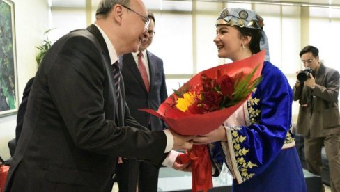 MAGDALENA DOBRODOŠLICU POŽELELA NA KINESKOM: Učenica iz Leposavića dočekala kinesku delegaciju MAGDALENA DOBRODOŠLICU POŽELELA NA KINESKOM: Učenica iz Leposavića dočekala kinesku delegaciju