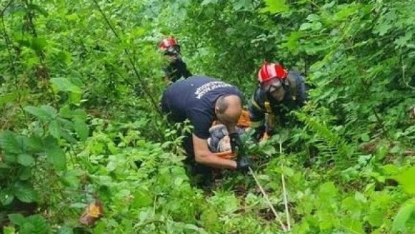 ЖЕНА ПАЛА НИЗ ЛИТИЦУ ОД 60 МЕТАРА: Драма код Мионице - ватрогасци на лицу места (ФОТО) ЖЕНА ПАЛА НИЗ ЛИТИЦУ ОД 60 МЕТАРА: Драма код Мионице - ватрогасци на лицу места (ФОТО)