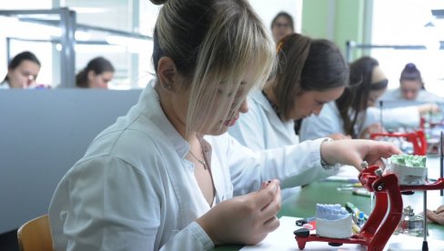 ZNANJE NA VISOKOM NIVOU: Republičko takmičenje zubnih tehničara u Medicinskoj školi u Kraljevu ZNANJE NA VISOKOM NIVOU: Republičko takmičenje zubnih tehničara u Medicinskoj školi u Kraljevu