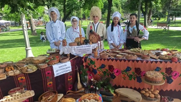 ПОЗЛАТИЛА СЕ КРСНА СЛАВА: Успех ученика Техничке школе из Деспотовца на гастро-фешти у Нишу ПОЗЛАТИЛА СЕ КРСНА СЛАВА: Успех ученика Техничке школе из Деспотовца на гастро-фешти у Нишу