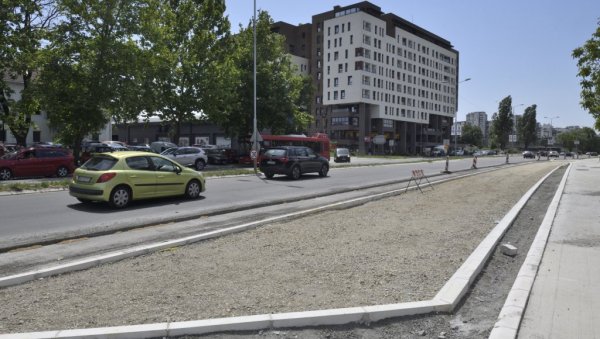 РАДОВИ НА ПРОШИРЕЊУ ПРОМЕТНЕ НОВОБЕОГРАДСКЕ САОБРАЋАЈНИЦЕ ТЕКУ ПЛАНИРАНОМ ДИНАМИКОМ: Кроз Тошин бунар биће три траке РАДОВИ НА ПРОШИРЕЊУ ПРОМЕТНЕ НОВОБЕОГРАДСКЕ САОБРАЋАЈНИЦЕ ТЕКУ ПЛАНИРАНОМ ДИНАМИКОМ: Кроз Тошин бунар биће три траке
