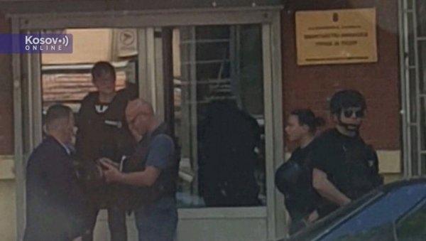 БРУТАЛНО ИЖИВЉАВАЊЕ КУРТИЈЕВЕ ПОЛИЦИЈЕ: Погледајте снимак упада у објекат Поште Србије у Звечану (ВИДЕО) БРУТАЛНО ИЖИВЉАВАЊЕ КУРТИЈЕВЕ ПОЛИЦИЈЕ: Погледајте снимак упада у објекат Поште Србије у Звечану (ВИДЕО)