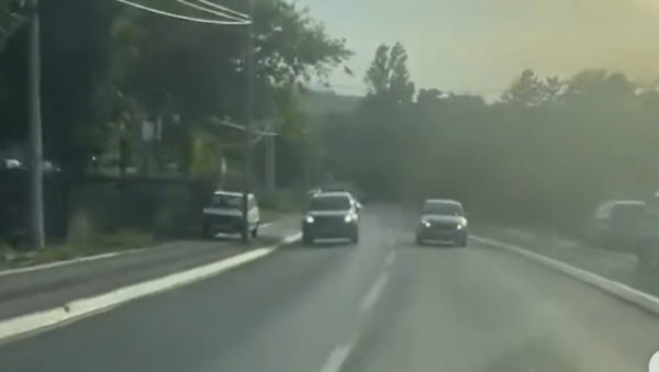 НОВИ СНИМАК НЕСАВЕСНЕ ВОЖЊЕ НА БЕОГРАДСКИМ УЛИЦАМА: Квар или бахатост, коментари на мрежама се само нижу (ВИДЕО) НОВИ СНИМАК НЕСАВЕСНЕ ВОЖЊЕ НА БЕОГРАДСКИМ УЛИЦАМА: Квар или бахатост, коментари на мрежама се само нижу (ВИДЕО)