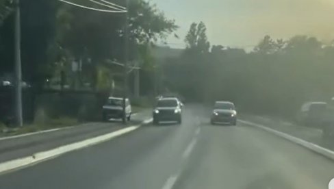 NOVI SNIMAK NESAVESNE VOŽNJE NA BEOGRADSKIM ULICAMA: Kvar ili bahatost, komentari na mrežama se samo nižu (VIDEO) NOVI SNIMAK NESAVESNE VOŽNJE NA BEOGRADSKIM ULICAMA: Kvar ili bahatost, komentari na mrežama se samo nižu (VIDEO)