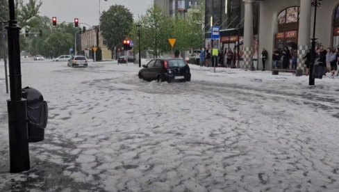 STRAHOVITI PRIZORI U EVROPSKOM GRADU: Ceste prekrivene ledom, ni automobili ni pešaci nemaju kud zbog snažnog nevremena (FOTO/VIDEO) STRAHOVITI PRIZORI U EVROPSKOM GRADU: Ceste prekrivene ledom, ni automobili ni pešaci nemaju kud zbog snažnog nevremena (FOTO/VIDEO)