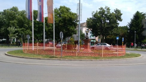 ŠTITE CVEĆE OD KRAĐA: Oko cvetnih leja postavljena zaštitna ograda ŠTITE CVEĆE OD KRAĐA: Oko cvetnih leja postavljena zaštitna ograda