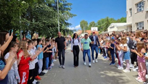 ВРЕДНА ДОНАЦИЈА: Спортски савез Србије поклонио опрему школама на Звездари