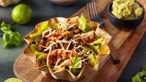 TAKO SALATA: Prepuna mesa, povrća i sa dosta sira, savršena za dobar obrok TAKO SALATA: Prepuna mesa, povrća i sa dosta sira, savršena za dobar obrok