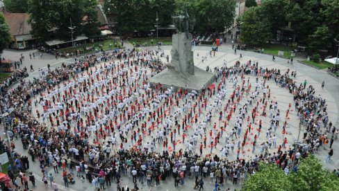 РАЗИГРАНА МЛАДОСТ СРБИЈЕ: Традиционални матурски плес на централном Тргу у Краљеву