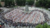 RAZIGRANA MLADOST SRBIJE: Tradicionalni Maturski ples na centralnom Trgu u Kraljevu