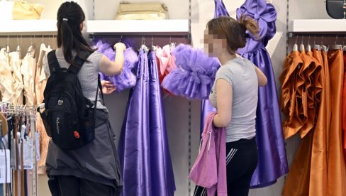 SAD ZNAM DA ĆU ZABLISTATI NA MATURSKOM BALU: Fondacija humanosti Novosti obezbedila svečanu garderobu za štićenice iz Zvečanske SAD ZNAM DA ĆU ZABLISTATI NA MATURSKOM BALU: Fondacija humanosti Novosti obezbedila svečanu garderobu za štićenice iz Zvečanske