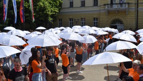 SUTRA MATURANTSKI PLES: U Kikindi će 18. put srednjoškolci zajedno plesati SUTRA MATURANTSKI PLES: U Kikindi će 18. put srednjoškolci zajedno plesati