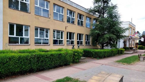 BOLJI USLOVI ZA UČENIKE: Završen projekat Sremska Mitrovica, grad bez neplivača BOLJI USLOVI ZA UČENIKE: Završen projekat Sremska Mitrovica, grad bez neplivača