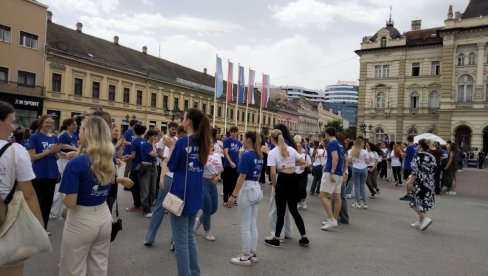 PLESALI KVADRIL I UŽIČKO KOLO: Maturanstki ples novosadskih srednjoškoloca na Trgu slobode PLESALI KVADRIL I UŽIČKO KOLO: Maturanstki ples novosadskih srednjoškoloca na Trgu slobode