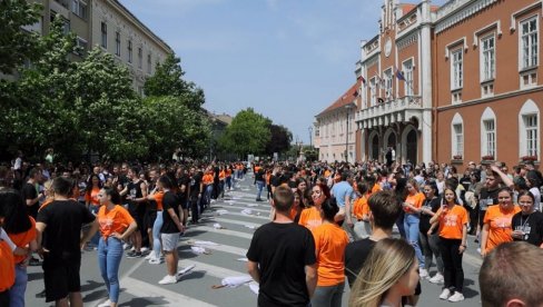 PLESALO I PREKO 500 VRŠAČKIH MATURANATA: Lepa slika ispred Gradske kuće, osmeh se širio centralnom ulicom (FOTO) PLESALO I PREKO 500 VRŠAČKIH MATURANATA: Lepa slika ispred Gradske kuće, osmeh se širio centralnom ulicom (FOTO)