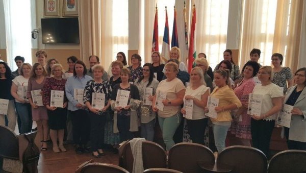 БЕСПЛАТНУ ОБУКУ ПРОШЛО 36 ДАМА И ДВА ГОСПОДИНА:У Кањижи подељени сертификати о познавању рачунарства БЕСПЛАТНУ ОБУКУ ПРОШЛО 36 ДАМА И ДВА ГОСПОДИНА:У Кањижи подељени сертификати о познавању рачунарства