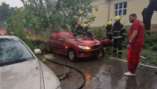 СТРАДАЛА ЖЕНА У СОМБОРУ: Јако невреме праћено градом и обилном кишом захватило Србију (ФОТО/ВИДЕО) СТРАДАЛА ЖЕНА У СОМБОРУ: Јако невреме праћено градом и обилном кишом захватило Србију (ФОТО/ВИДЕО)