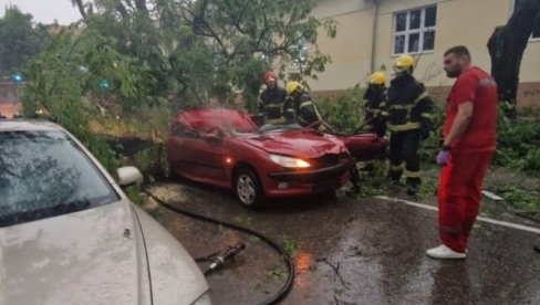 STRADALA ŽENA U SOMBORU: Jako nevreme praćeno gradom i obilnom kišom zahvatilo Srbiju (FOTO/VIDEO)