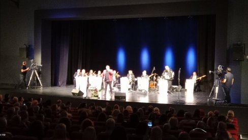 ZVEZDE MEĐU ZVEZDAMA: Pevaju u znak sećanja na muzičke legende (FOTO/VIDEO) ZVEZDE MEĐU ZVEZDAMA: Pevaju u znak sećanja na muzičke legende (FOTO/VIDEO)