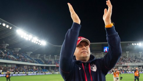 HVALA DRŽAVI! Trener Zvezde Vladan Milojević bez dlake na jeziku posle osvajanja duple krune na stadionu Lagator u Loznici HVALA DRŽAVI! Trener Zvezde Vladan Milojević bez dlake na jeziku posle osvajanja duple krune na stadionu Lagator u Loznici