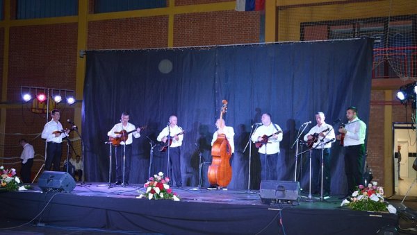 ТУРИЈА ПОНОВО СЛАВИ БЕЋАРАЦ: У селу код Србобрана оживљено такмичење у извођењу „радосне и ђаволасте“ песме ТУРИЈА ПОНОВО СЛАВИ БЕЋАРАЦ: У селу код Србобрана оживљено такмичење у извођењу „радосне и ђаволасте“ песме