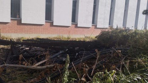 НЕВРЕМЕ УЗРОК ПОЖАРА: У дворишту Електровојводине у Новом Саду синоћ избио пожар НЕВРЕМЕ УЗРОК ПОЖАРА: У дворишту Електровојводине у Новом Саду синоћ избио пожар