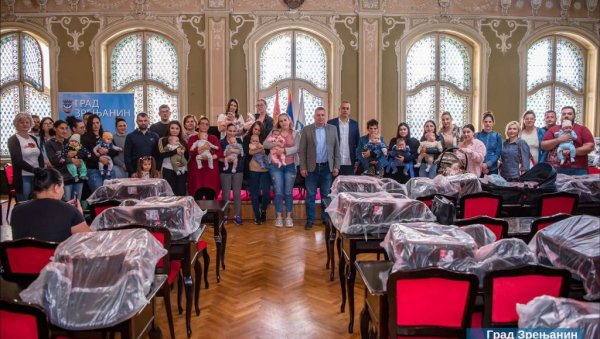 БЕБАМА НА ПОКЛОН ОД ГРАДА АУТО СЕДИШТА: Поклон Града Зрењанина БЕБАМА НА ПОКЛОН ОД ГРАДА АУТО СЕДИШТА: Поклон Града Зрењанина