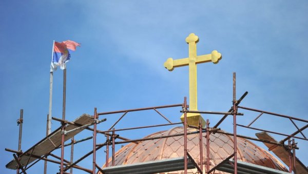 СИМБОЛИ ВЕРЕ, НАДЕ И ЗАЈЕДНИШТВА: Освештана крсна знамења на цркви у варошици Ушће код Краљева СИМБОЛИ ВЕРЕ, НАДЕ И ЗАЈЕДНИШТВА: Освештана крсна знамења на цркви у варошици Ушће код Краљева