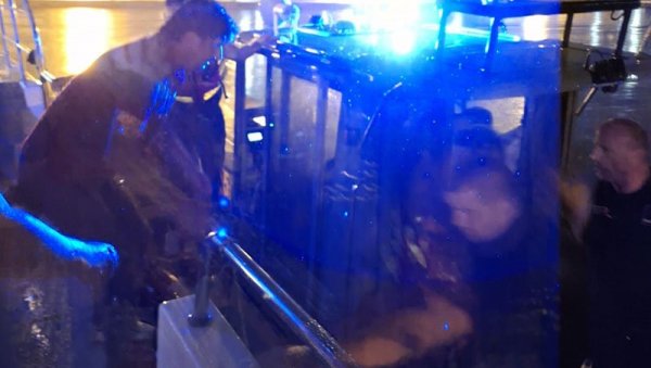 ДРАМА НА ЦРНОГОРСКОМ ПРИМОРЈУ: Породица из Србије са дететом (2) испловила кајаком из Чања, па нестала (ФОТО) ДРАМА НА ЦРНОГОРСКОМ ПРИМОРЈУ: Породица из Србије са дететом (2) испловила кајаком из Чања, па нестала (ФОТО)