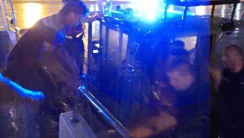 DRAMA NA CRNOGORSKOM PRIMORJU: Porodica iz Srbije sa detetom (2) isplovila kajakom iz Čanja, pa nestala (FOTO) DRAMA NA CRNOGORSKOM PRIMORJU: Porodica iz Srbije sa detetom (2) isplovila kajakom iz Čanja, pa nestala (FOTO)