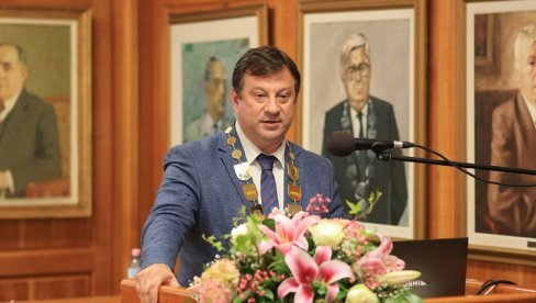 PROSLAVLJEN DAN UNIVERZITETA U KRAGUJEVCU : Četrdeset osam godina od osnivanja PROSLAVLJEN DAN UNIVERZITETA U KRAGUJEVCU : Četrdeset osam godina od osnivanja