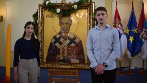 КИКИНДА ПРОСЛАВИЛА СЛАВУ ГРАДА: Кумовали најбољи средњошколци Милица и Андреј, звонила и католичка звона (ФОТО/ВИДЕО) КИКИНДА ПРОСЛАВИЛА СЛАВУ ГРАДА: Кумовали најбољи средњошколци Милица и Андреј, звонила и католичка звона (ФОТО/ВИДЕО)