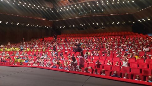 ДА СЕ ДЕЦА НЕ ПЛАШЕ ПЛАВЕ УНИФОРМЕ: Представа у СНП-у у Новом Саду „Мој друг полицајац“ ДА СЕ ДЕЦА НЕ ПЛАШЕ ПЛАВЕ УНИФОРМЕ: Представа у СНП-у у Новом Саду „Мој друг полицајац“
