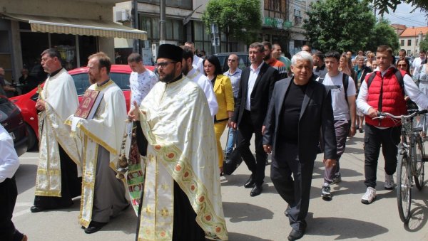 СЛАВА ВАРОШИ НА ВЛАСИНИ: Литија кроз Власотинце СЛАВА ВАРОШИ НА ВЛАСИНИ: Литија кроз Власотинце