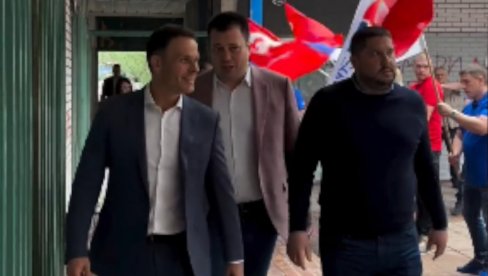 ZAJEDNO MOŽEMO DA OSIGURAMO STABILNIJU BUDUĆNOST: Ministar Mali sa građanima Mirijeva o aktuelnim projektima (FOTO) ZAJEDNO MOŽEMO DA OSIGURAMO STABILNIJU BUDUĆNOST: Ministar Mali sa građanima Mirijeva o aktuelnim projektima (FOTO)