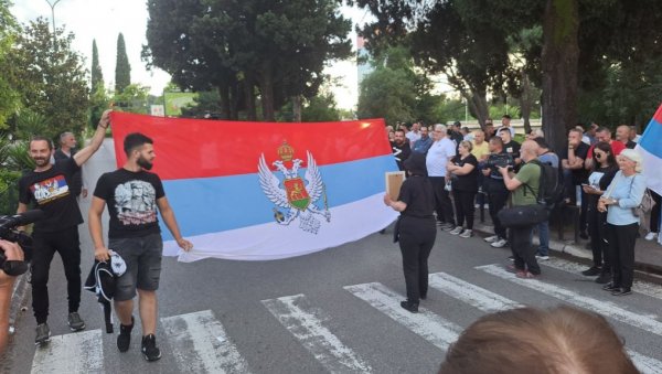 НАРОД ЦРНЕ ГОРЕ ПРОТИВ РЕЗОЛУЦИЈЕ О ГЕНОЦИДУ У СРЕБРЕНИЦИ: Нови скуп испред Скупштине данас од 16 часова НАРОД ЦРНЕ ГОРЕ ПРОТИВ РЕЗОЛУЦИЈЕ О ГЕНОЦИДУ У СРЕБРЕНИЦИ: Нови скуп испред Скупштине данас од 16 часова