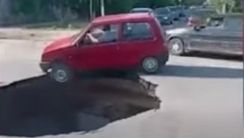 OGROMNA RUPA SE OTVORILA NA RASKRSNICI: Vozač umalo sleteo u nju s autom - bizarna scena iz Rusije (VIDEO)