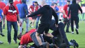 JEZIVE SCENE: Huligani brutalno pretukli navijača sa srpskom zastavom (VIDEO) JEZIVE SCENE: Huligani brutalno pretukli navijača sa srpskom zastavom (VIDEO)