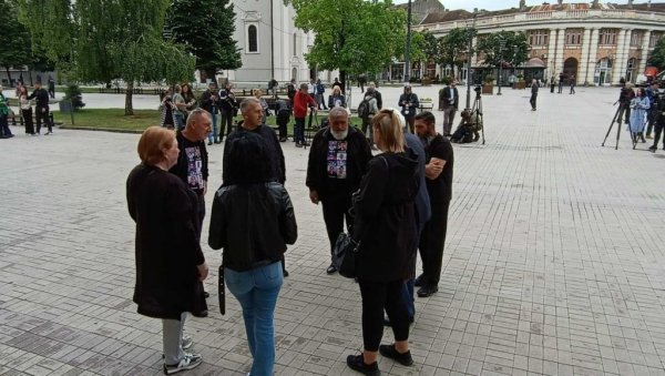 УТУЧЕНИ РОДИТЕЉИ ДОШЛИ ПО ПРАВДУ ЗА СВОЈУ ДЕЦУ: Убица Урош Блажић пред судом за крвави пир у ком је убијено деветоро младих (ФОТО) УТУЧЕНИ РОДИТЕЉИ ДОШЛИ ПО ПРАВДУ ЗА СВОЈУ ДЕЦУ: Убица Урош Блажић пред судом за крвави пир у ком је убијено деветоро младих (ФОТО)