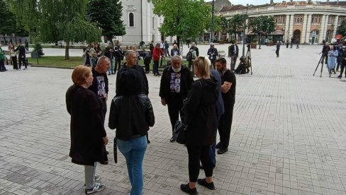 UTUČENI RODITELJI DOŠLI PO PRAVDU ZA SVOJU DECU: Ubica Uroš Blažić pred sudom za krvavi pir u kom je ubijeno devetoro mladih (FOTO)