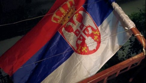 SRBIN NAŠAO NAČIN DA SRPSKOJ DELEGACIJI POKAŽE DA JE UZ NJIH: Vijori se trobojka na kući Vranjanca u znak podrške uoči bitke u NJujorku (VIDEO) SRBIN NAŠAO NAČIN DA SRPSKOJ DELEGACIJI POKAŽE DA JE UZ NJIH: Vijori se trobojka na kući Vranjanca u znak podrške uoči bitke u NJujorku (VIDEO)