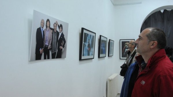 СИНАТРА ЈЕ ИЗНАД СВИХ: У Краљеву отворена изложба чувеног рок фотогрфа Брајана Рашића (ФОТО) СИНАТРА ЈЕ ИЗНАД СВИХ: У Краљеву отворена изложба чувеног рок фотогрфа Брајана Рашића (ФОТО)