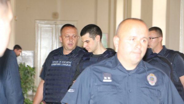 ПОГЛЕДАЈТЕ КАКО САДА ИЗГЛЕДА УРОШ БЛАЖИЋ: Масовни убица са лисицама на рукама и панциром на грудима (ФОТО) ПОГЛЕДАЈТЕ КАКО САДА ИЗГЛЕДА УРОШ БЛАЖИЋ: Масовни убица са лисицама на рукама и панциром на грудима (ФОТО)