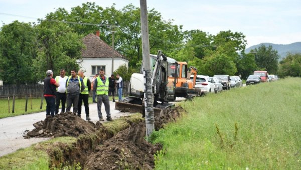 СТИЖЕ ВОДА ДО БРЕСНИЦЕ: У Чачснском селу граде водоводну мрежу СТИЖЕ ВОДА ДО БРЕСНИЦЕ: У Чачснском селу граде водоводну мрежу