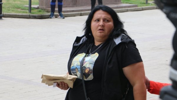 СВИ СМО СКОЧИЛИ НА ЊЕГА, НЕКИМА ЈЕ И ПОЗЛИЛО Мајка убијених Кристине и Милана Панића за Новости (ФОТО) СВИ СМО СКОЧИЛИ НА ЊЕГА, НЕКИМА ЈЕ И ПОЗЛИЛО Мајка убијених Кристине и Милана Панића за Новости (ФОТО)