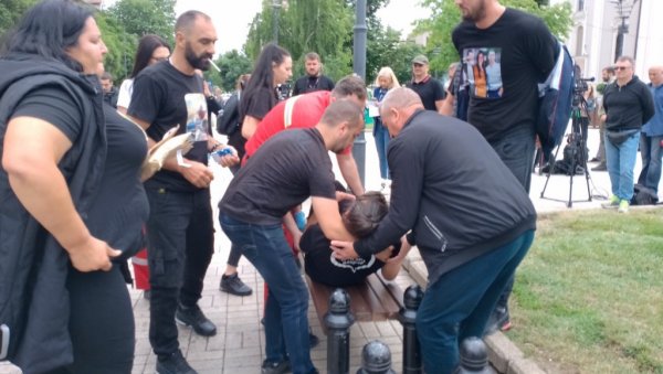 МАЈЧИНО СРЦЕ ТЕШКО ПОДНЕЛО СУСРЕТ СА УБИЦОМ БЛАЖИЋЕМ: Погледајте како је хитна улетела да помогне несрећној жени (ФОТО/ВИДЕО) МАЈЧИНО СРЦЕ ТЕШКО ПОДНЕЛО СУСРЕТ СА УБИЦОМ БЛАЖИЋЕМ: Погледајте како је хитна улетела да помогне несрећној жени (ФОТО/ВИДЕО)